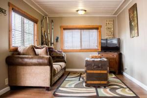 埃斯蒂斯帕克Prospect Cabin, Cozy 1-bedroom cabin with kitchen Dogs OK的客厅配有沙发和带行李的桌子