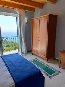 维耶特里B&B Casa Martino SEA VIEW的一间卧室设有一张床和一个大窗户