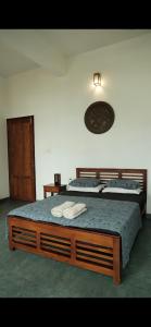 阿勒皮Neela Waters - Beach Home的一间卧室配有两张床和梳妆台。