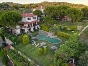 圣帕拉斯凯维赞缇尔珀别墅酒店的享有带游泳池的房屋的空中景致