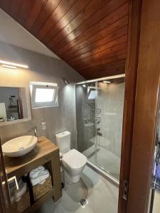 科斯基努Sea View Loft的浴室配有卫生间、盥洗盆和淋浴。