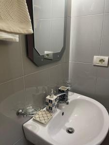 博尔什Ona's House的浴室设有白色水槽和镜子