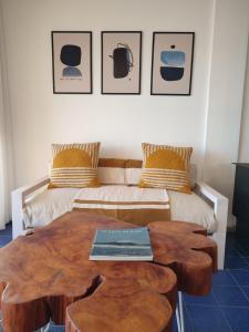 拉帕洛马Apartamentos Alborada的客房设有木桌和床。