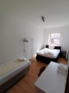 凯撒斯劳滕Apartment mit 3 Schlafzimmer的白色的客房设有两张床和窗户。