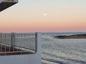 拉帕洛马Apartamentos Alborada的日落时分从码头欣赏海景