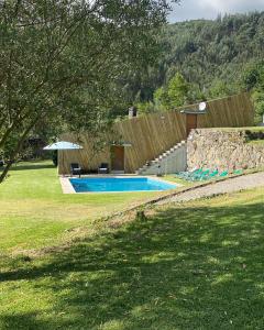 特拉什杜博鲁Quinta Gerês的一个带围栏的院子内的游泳池
