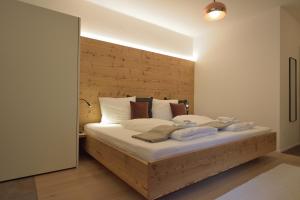 博尔扎诺CityChalet romantic Bozen的一间卧室配有一张大床和木制床头板