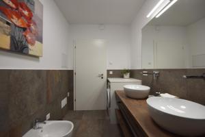 博尔扎诺CityChalet romantic Bozen的浴室设有2个水槽和2面镜子