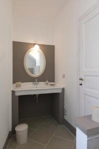 阿尔法诺纳塔科雷亚尔托农家乐的一间带水槽和镜子的浴室