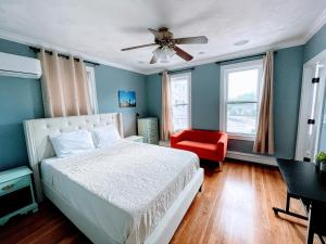 波士顿Luxury Executive Suite Harvard Allston 3 Bedrooms 2 Baths的一间卧室配有一张床和吊扇