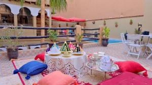 塔鲁丹特Riad Benyara的桌椅和游泳池