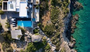 阿基欧斯尼古拉斯Villa Aiolos: above the sea, within Agios Nikolaos的房屋和海洋的空中景致