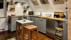 BiederitzBusiness Apartment bei Magdeburg的厨房配有不锈钢用具和一瓶葡萄酒