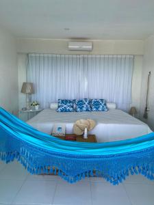 巴拉多库努Casa Alto do Cunhau的一间卧室配有一张大床,周围是蓝色的绳子