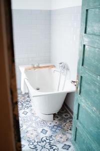 塔尔西Apartaments Nr. 33 ( Viesu Nr. 4)的浴室铺有瓷砖地板,配有白色浴缸。