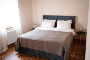 塔尔西Apartaments Nr. 33 ( Viesu Nr. 4)的卧室配有一张带白色床单和枕头的大床。