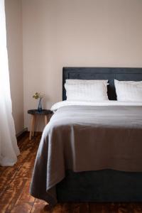 塔尔西Apartaments Nr. 33 ( Viesu Nr. 4)的卧室配有带白色枕头的大床