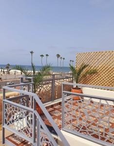 杰迪代Dar Malika的享有海滩美景的阳台