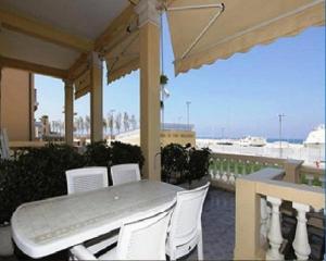 圣温琴佐自由别墅酒店的海景门廊上的桌椅