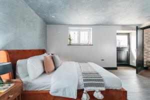 Leverstock GreenBunkers Barn, 2 bedroom luxury stay with parking的一间卧室配有带白色床单和枕头的床。