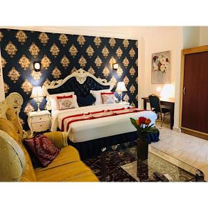 杜阿拉Marriot Metropolitan Hotel的一间卧室配有一张大床和一张沙发
