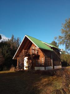 普埃洛湖Cabaña Ruca Kushe的大型小木屋,设有绿色屋顶