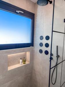 雅典Royalty Suites Psyrri的带淋浴的浴室和窗户