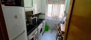马德里Habitación CDV的带冰箱和窗户的小厨房