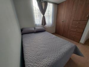 波哥大Apartamento Luna 170的一间带床的卧室,位于带窗户的房间内