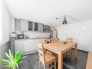 黑尔博尔茨海姆Modern Apartment in Herbolzheim with Extensive Kitchen的相册照片