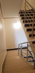胡塞马Superbe Appartement的一座带轻光的建筑中的螺旋楼梯