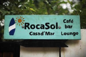 埃尔蒙特RocaSol Casa d´Mar的墙上的咖啡馆酒吧的标志
