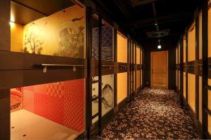 大阪NINJA & GEISHA的墙上画作的房间走廊