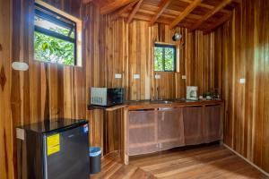 蒙泰韦尔德哥斯达黎加Casitas del Bosque Monteverde.的一间带木墙、水槽和窗户的浴室