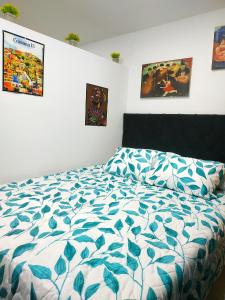 Apartamento Graffitour Comuna 13客房内的一张或多张床位