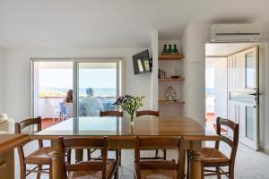 卡拉古诺内Biriola EcoResort Cala Gonone的一间设有桌子的海景用餐室