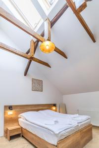 BólyMagtár Villa的一间卧室配有一张床和吊扇