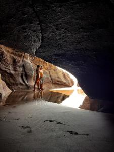 埃尔蒙特RocaSol Casa d´Mar的两个人在海滩上洞穴散步