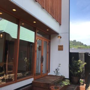 直岛町Quaint House Naoshima的玻璃门和门廊的房子