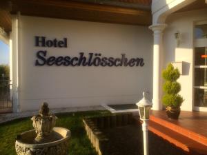 科尔平塞加尼瑟斯霍斯恩酒店的建筑一侧的酒店协会标志