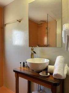 罗德镇Midgard Suites (Medieval Town)的浴室设有白色水槽和镜子