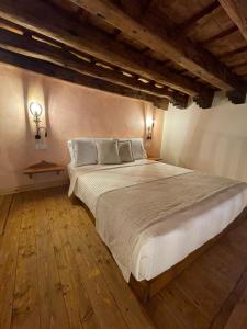 罗德镇Midgard Suites (Medieval Town)的卧室配有一张白色大床,铺有木地板