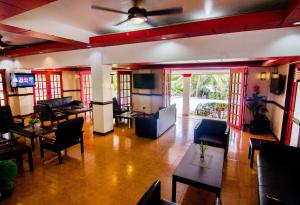 道伊斯Grand Luis Mountain Resort的客厅设有桌椅和窗户。