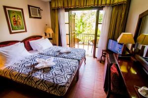 道伊斯Grand Luis Mountain Resort的酒店客房设有一张床和一个阳台。