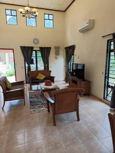 Kampong Alor GajahA'Famosa Villa 884的大型客厅配有家具和电视