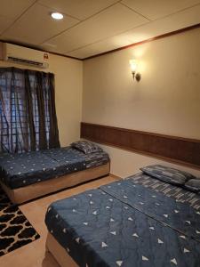 Kampong Alor GajahA'Famosa Villa 884的一间设有两张床的客房,