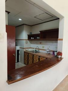 Kampong Alor GajahA'Famosa Villa 884的一个带水槽和柜台的厨房