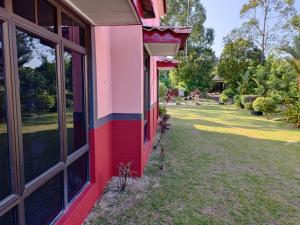Kampong Alor GajahA'Famosa Villa 884的红色和白色的建筑,设有窗户