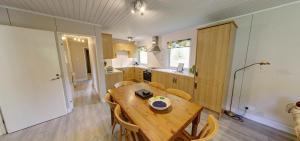 克里安拉利珀特尼兰度假村的一间厨房,内设一张木桌和椅子