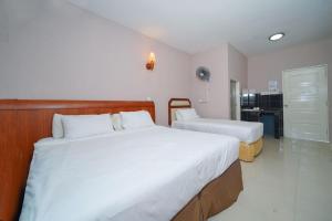 珍南海滩Mila Motel 2的一间带两张床的卧室和一间厨房